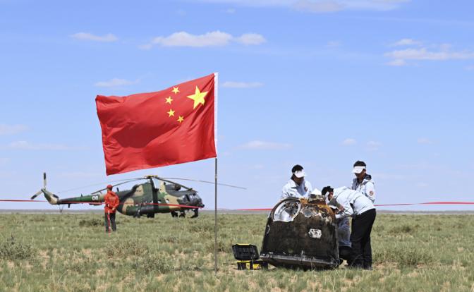 На фото: китайский зонд "Чанъэ-6" вернулся на Землю с образцами грунта с обратной стороны Луны
