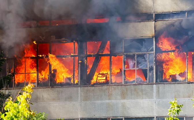 На фото: Фрязино. Пожар на территории промышленной зоны в административном здании НИИ "Платан".