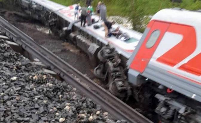 Поступили новости о пострадавших при сходе с рельсов поезда в Коми