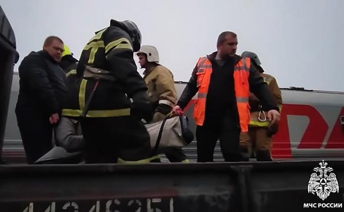 На фото: эвакуация пассажиров, пострадавших в результате схода с рельсов вагонов поезда Воркута — Новороссийск.