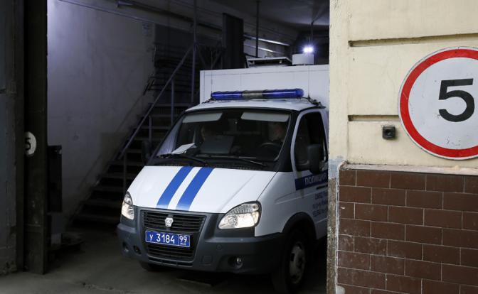 На фото: автомобиль полиции в воротах следственного изолятора № 1 "Матросская тишина"