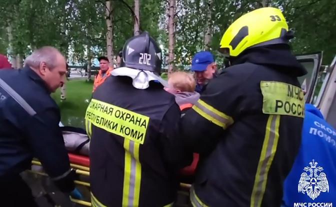 На фото: эвакуация пассажиров, пострадавших в результате схода с рельсов вагонов поезда Воркута — Новороссийск.