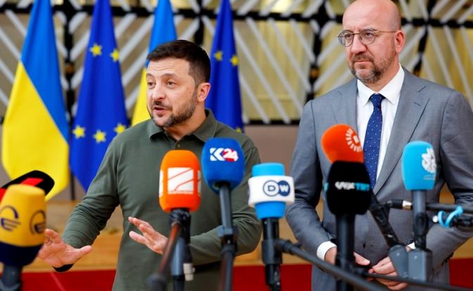 На фото: председатель Европейского совета Шарль Мишель и президент Украины Владимир Зеленский (справа налево) перед заседанием Европейского совета.