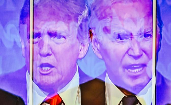 На фото (справа налево): президент Джо Байден и бывший президент Дональд Трамп, оба баллотирующиеся на выборах 2024 года, во время дебатов на канале CNN в США, 27 июня 2024 года.