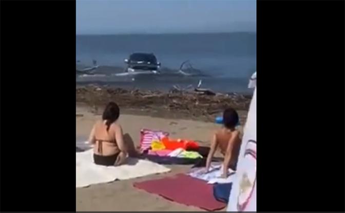 Пьяный россиянин на внедорожнике чуть не задавил отдыхающих на пляже людей