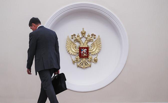 Российских депутатов обяжут предупреждать о выездах за границу