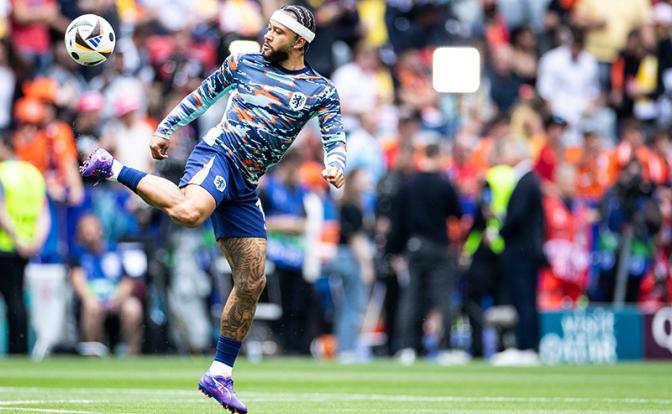 На фото: Мемфис Депай - Нидерланды во время матча чемпионата Европы по футболу 2024: Румыния - Нидерланды