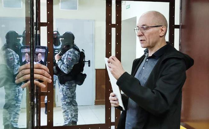 На фото: бывший руководитель контрольно-ревизионного управления Министерства финансов России по ХМАО Юрий Чекин (справа), обвиняемый в убийстве прокурора региона, во время оглашения приговора в суде Ханты-Мансийского автономного округа.