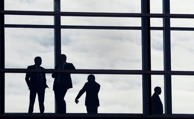 Выезжающих за границу без согласования депутатов и сенаторов начнут лишать полномочий