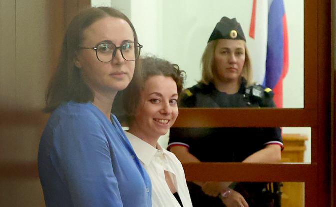 На фото: драматург Светлана Петрийчук и режиссер Евгения Беркович (слева направо), обвиняемые в оправдании терроризма, во время оглашения приговора во Втором западном окружном военном суде.