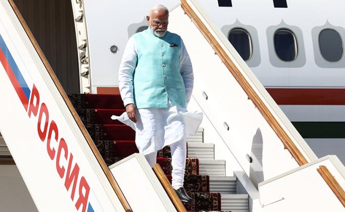 На фото: премьер-министр Индии Нарендра Моди во время прибытия в аэропорт Внуково-2.