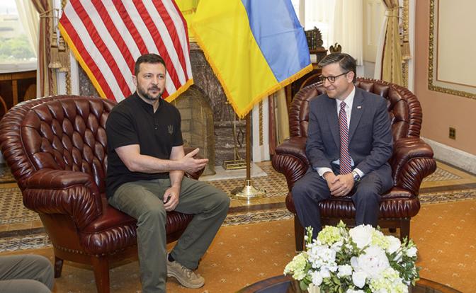 На фото: спикер Палаты представителей Конгресса США Майк Джонсон и президент Украины Владимир Зеленский (справа налево) во время встречи в Капитолии в рамках 75-го саммита НАТО.