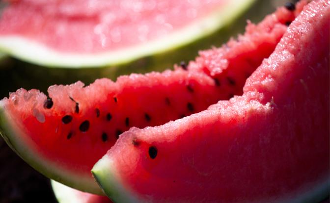 Россиянам рассказали, какие фрукты и ягоды могут помочь справиться с похмельем