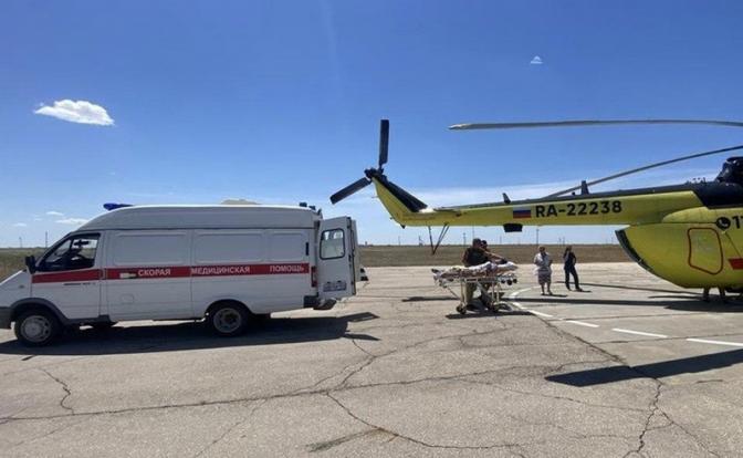 На фото: в Саратовской области медики на вертолете прилетели за сельчанином, пострадавшим от укуса ядовитого паука