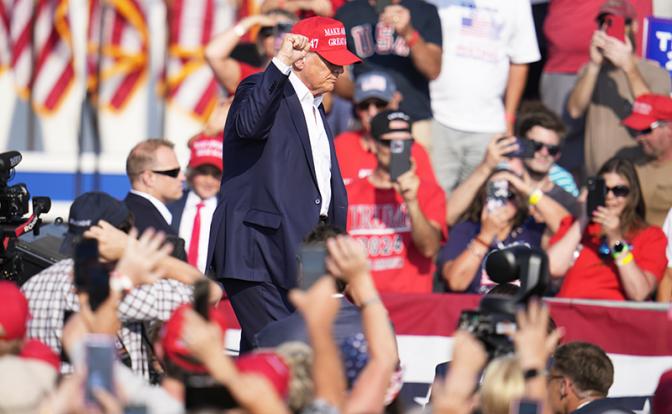 На фото: экс-президент США Дональд Трамп во время предвыборного митинга в штате Пенсильвания