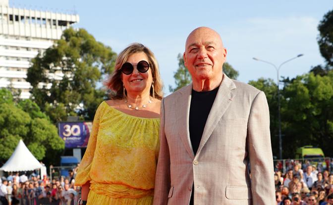 На фото: телеведущий Владимир Познер и его жена, продюсер Надежда Соловьева