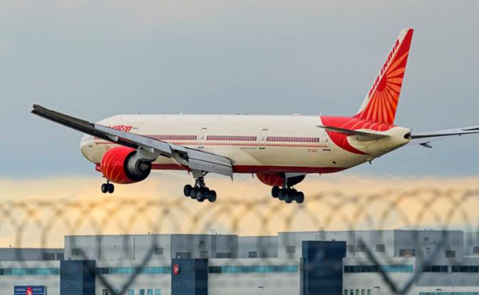 На фото: самолет Air India Boeing 777