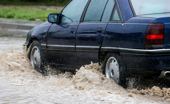 Эксперт рассказал, почему стоит снижать скорость во время проезда луж