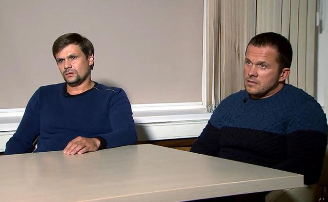 На фото: россияне Руслан Боширов и Александр Петров (слева направо) во время интервью главному редактору телеканала RT Маргарите Симоньян, 2018