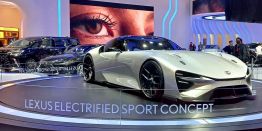 Парад концепт-каров и красивые девушки: Международный автосалон Gaikindo 2024 в Индонезии