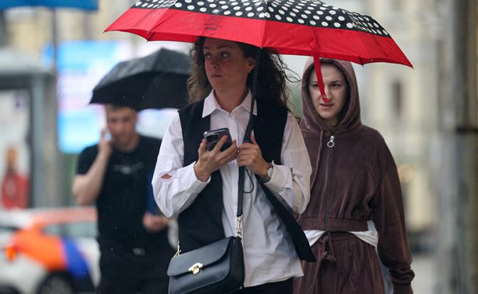 Эксперт развеял миф, что смартфонами нельзя пользоваться во время грозы