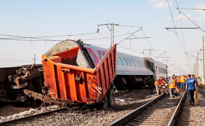 На фото: последствия схода вагонов пассажирского поезда.