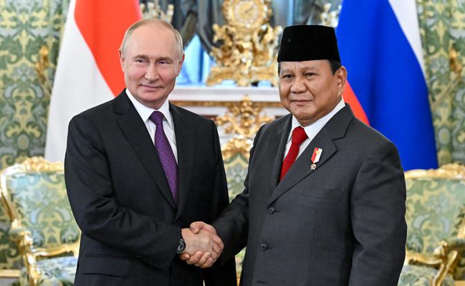 На фото: президент РФ Владимир Путин и президент Индонезии Прабово Субианто (слева направо) во время встречи в Большом Кремлевском дворце.