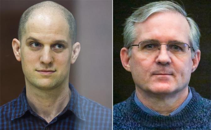 На фото слева направо: корреспондент The Wall Street Journal (WSJ) Эван Гершкович, обвиняемый в шпионаже и Обвиняемый в шпионаже против России гражданин США Пол Уилан.