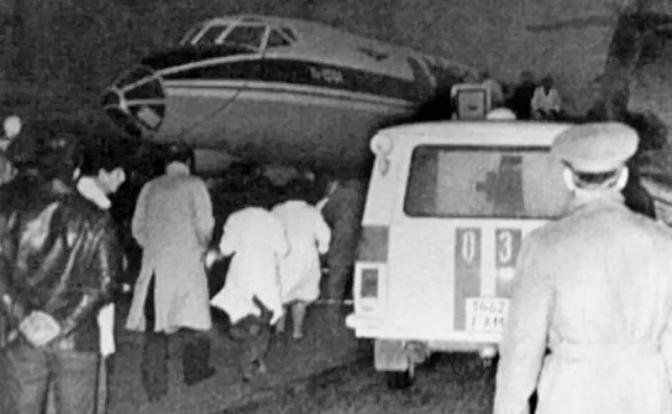 На фото: во время событий, когда была предпринята попытка угнать самолет Ту-134, следовавший по рейсу Тбилиси – Батуми – Киев – Ленинград, 1983 год.