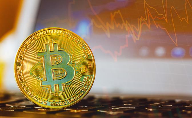 Биткойн ускорил снижение — уже 13%