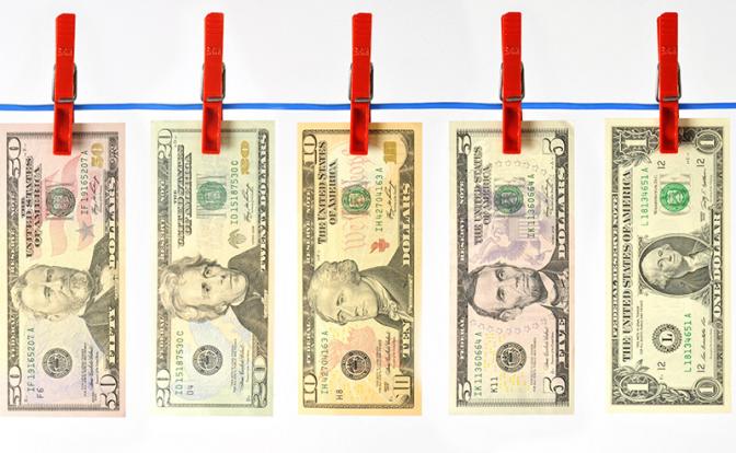 Такое бывает крайне редко: эксперт о новом рывке курса доллара к рублю