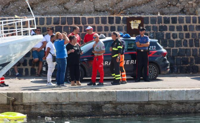 На фото: поисково-спасательная команда на месте крушения яхты.