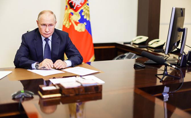 На фото: президент РФ Владимир Путин в Ново-Огарево во время совещания о ситуации в Белгородской, Брянской и Курской областях в режиме видеоконференции.