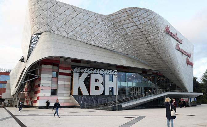 Россияне приходят к «Планете КВН» почтить память Маслякова