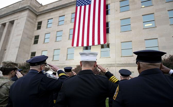 На фото: флаг на здании Пентагона в 23-ю годовщину терактов 11 сентября