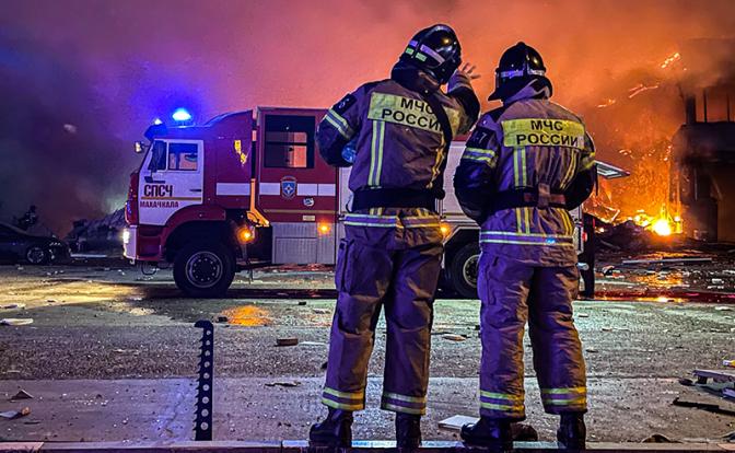 На фото: последствия взрыва на автозаправке в Махачкале