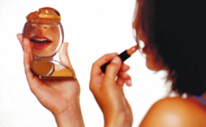 Стало известно об опасных веществах в большинстве косметики в России