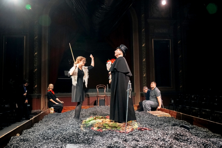 На фото: сцена из спектакля &laquo;Спасти камер-юнкера Пушкина&raquo;.