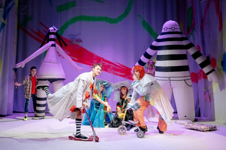 На фото: сцена из спектакля &laquo;Вредные советы&raquo;.