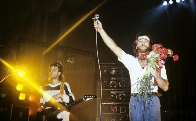 На фото: певец, композитор и поэт Игорь Тальков во время концерта.