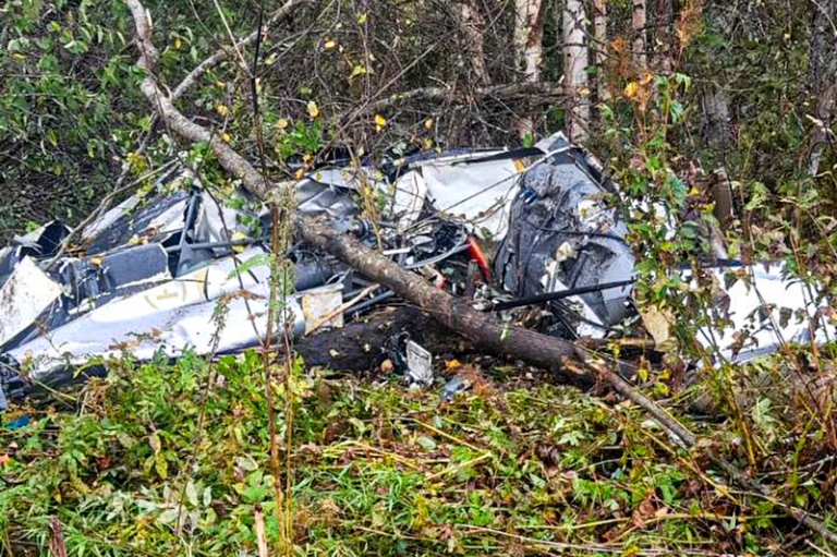 На фото: обломки вертолета Robinson. Предварительными следственными действиями установлено, что 25 сентября из села Бычье Мезенского района в деревню Карандашевская Приморского района вылетел вертолет Robinson с пассажиром на борту. Данный полет не согласовывался, план полета не подавался. В пятницу в лесополосе обнаружен фюзеляж частного вертолета Robinson.