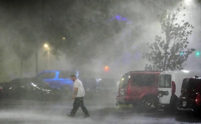 Оказывается, это Путин шлёт на Америку ураганы. А мог просто утопить