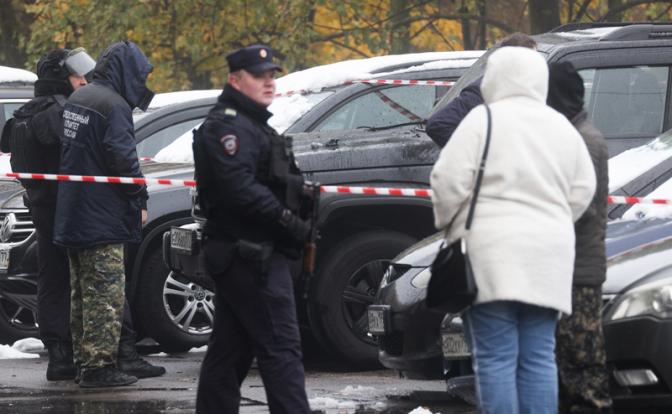 На фото: сотрудники правоохранительных органов во дворе дома на Профсоюзной улице, где произошел подрыв автомобиля.