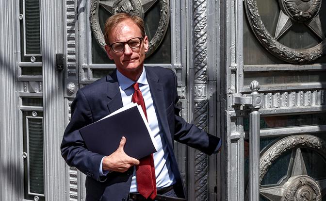 На фото: заместитель британского посла в РФ Том Додд