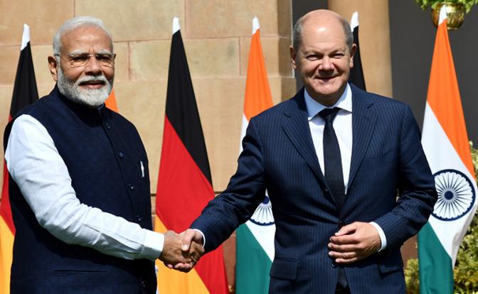 На фото: премьер-министр Индии Нарендра Моди (слева) и канцлер Германии Олаф Шольц (справа) перед встречей