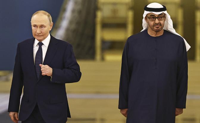 На фото: президент РФ Владимир Путин и президент ОАЭ Мухаммед Бен Заид Аль Нахайян (слева направо) перед переговорами в Большом Кремлевском дворце.