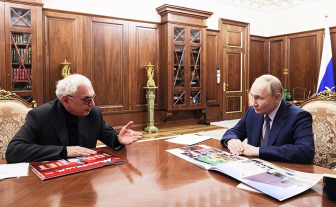 На фото: президент РФ Владимир Путин и генеральный директор киноконцерна "Мосфильм", режиссер Карен Шахназаров (справа налево) во время встречи в Кремле.