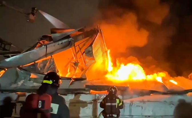 На фото: тушение горящей крыши склада с баллонами фреона на улице Промышленная на юге города.