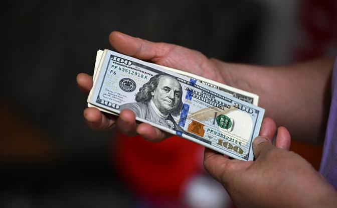 Безумный день падения рубля: ЦБ установил новый курс доллара в России