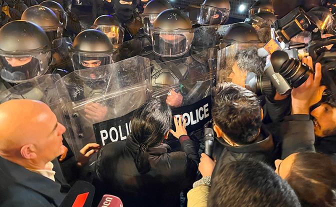 МВД Грузии: 32 полицейских тяжело ранены во время протестного митинга в Тбилиси